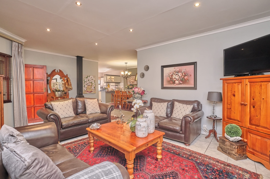 3 Bedroom Property for Sale in Uitzicht Western Cape